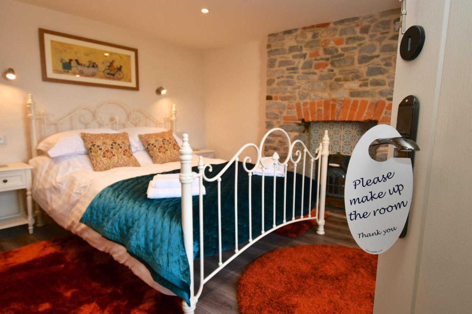 Carew Inn Екстер'єр фото