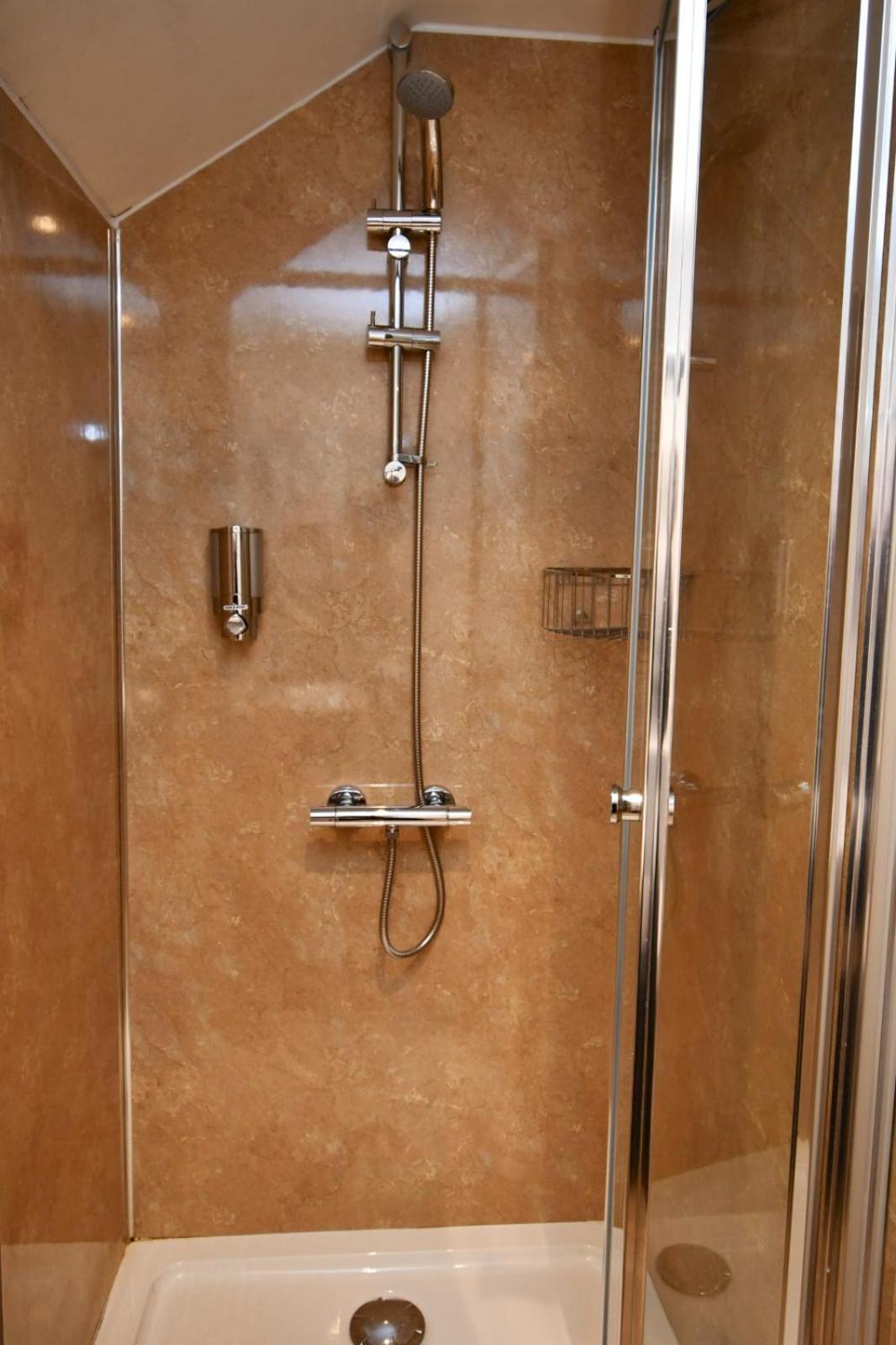 Carew Inn Екстер'єр фото