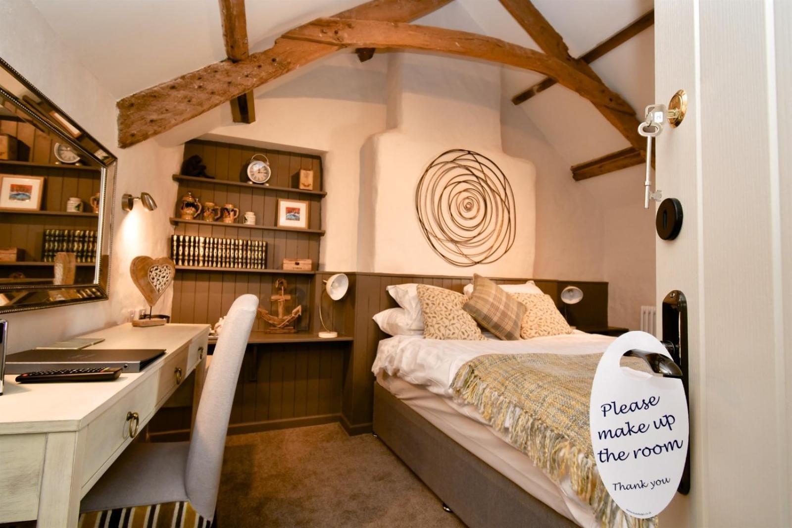 Carew Inn Екстер'єр фото
